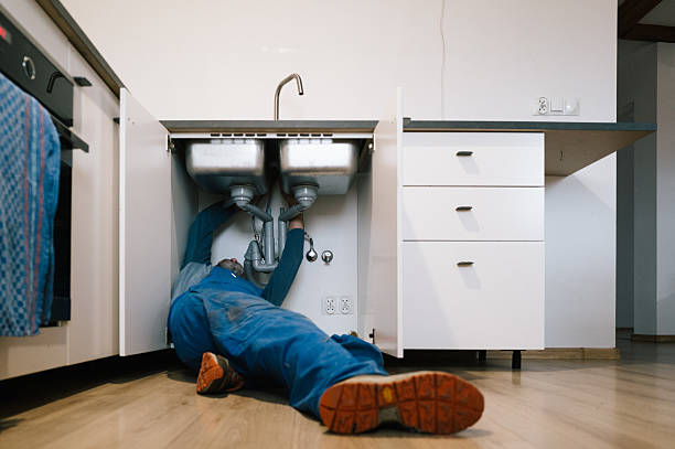 Professional Emergency Plumber technician working in Valmeyer, IL